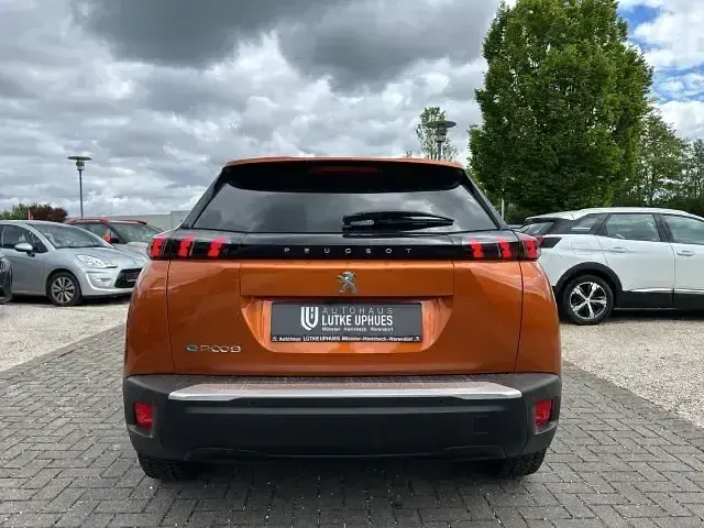 Gebraucht Peugeot e-2008 Allure 100 kW (136 PS) 2021 Orange SUV