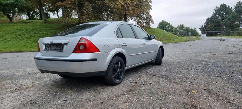Gebraucht Ford Mondeo Ghia 125 PS (91 kW) 2005 Silber Limousine