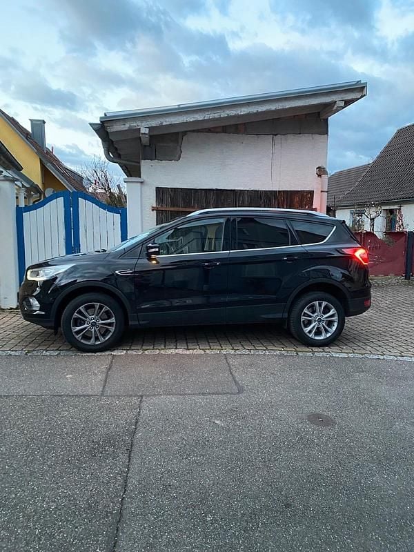 Gebraucht Ford Kuga Titanium 175 PS (128 kW) 2019 Schwarz SUV