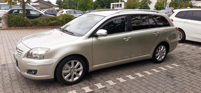 Silber Gebraucht 2006 Toyota Avensis Kombi | 3.300 € (Etwas zu teuer) - Bild 1/4