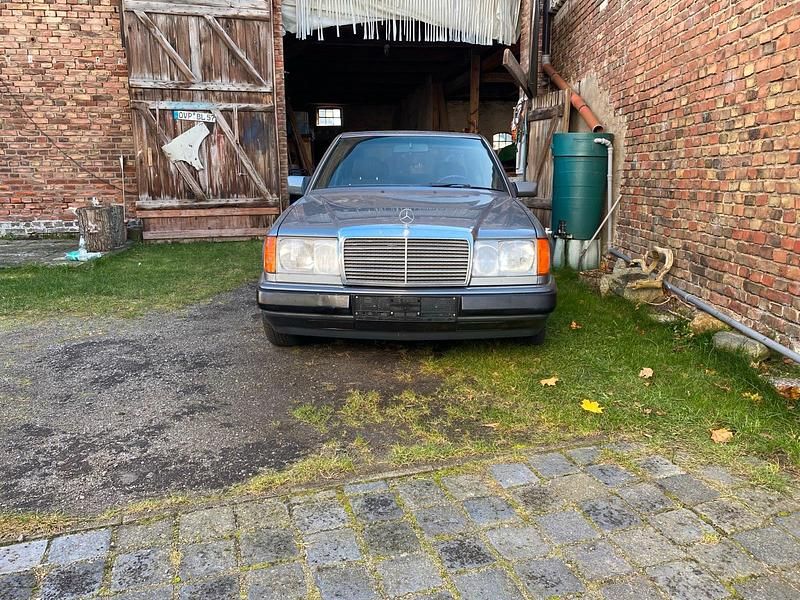 Grau Gebraucht 1991 Mercedes E200 Limousine | 5.500 € - Bild 1/4