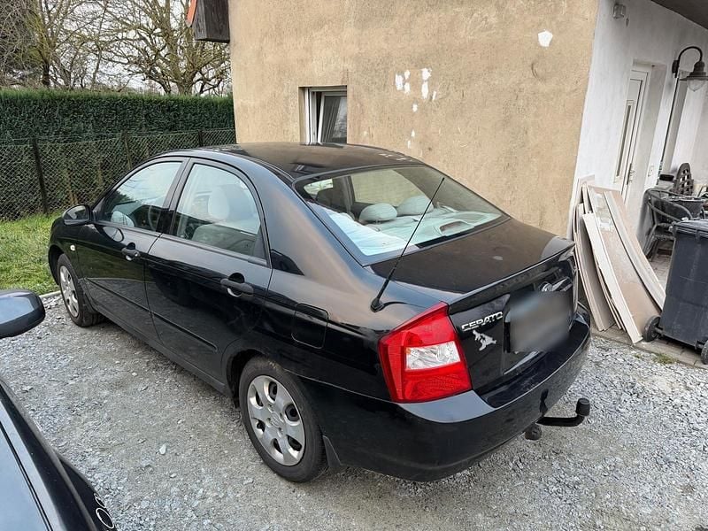 Gebraucht Kia Cerato 105 PS (77 kW) 2005 Schwarz Limousine