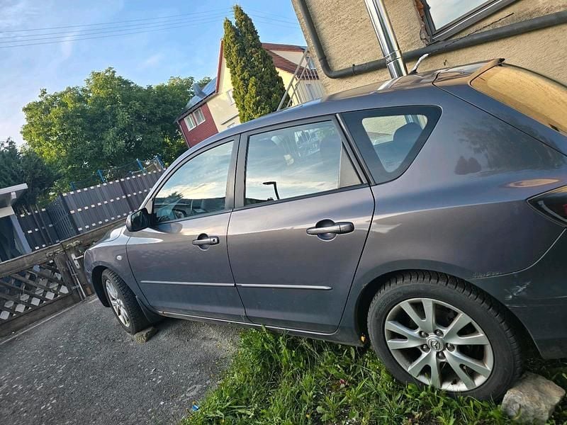 Grau Gebraucht 2006 Mazda 3 Limousine | 550 € (Superpreis) - Bild 1/4