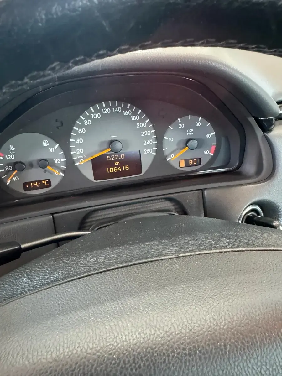 Używany Mercedes E320 Avantgarde 197 KM (144 kW) 2001 Czerwony Sedan/Limuzyna