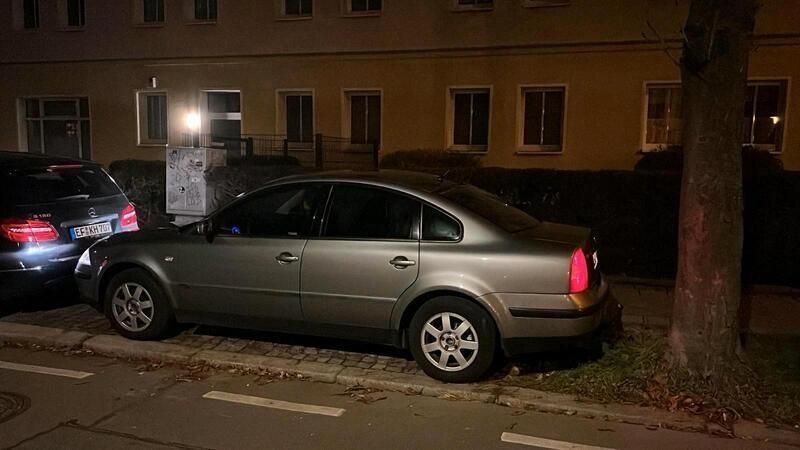 Grau Gebraucht 2002 VW Passat Limousine | 1.800 € (Fairer Preis) - Bild 1/4