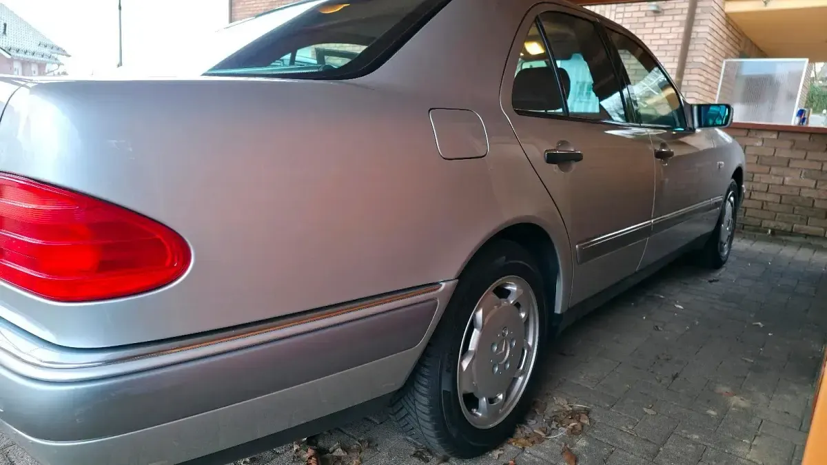 Gebraucht Mercedes E320 224 PS (164 kW) 1997 Silber Limousine