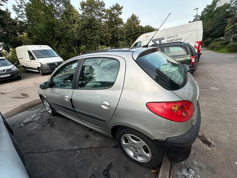 Gebraucht Peugeot 206 75 PS (55 kW) 2004 Beige Limousine