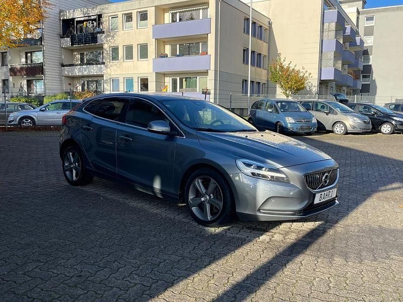Grau Gebraucht 2018 Volvo V40 Inscription Kombi | 10.999 € (Fairer Preis) - Bild 1/4