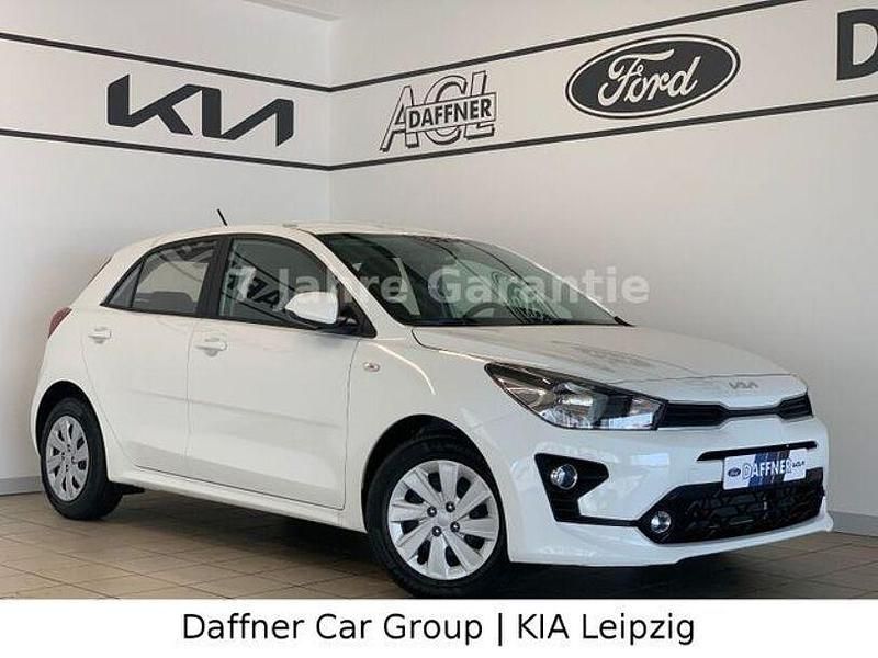 (ud) clear white s Gebraucht 2023 Kia Rio Comfort Limousine | 15.970 € (Fairer Preis) - Bild 1/4