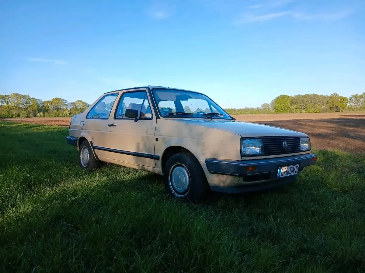 Używany VW Jetta 54 KM (39 kW) 1987 Beżowy Sedan/Limuzyna