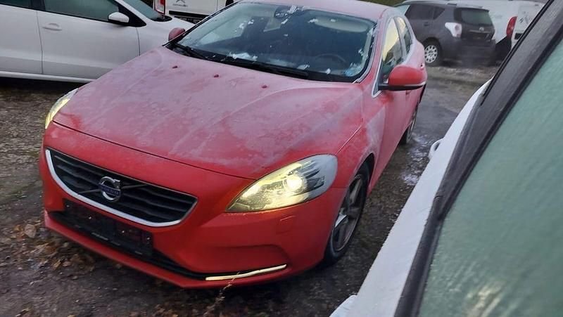 Gebraucht Volvo V40 Summum 120 PS (88 kW) 2016 Rot Limousine