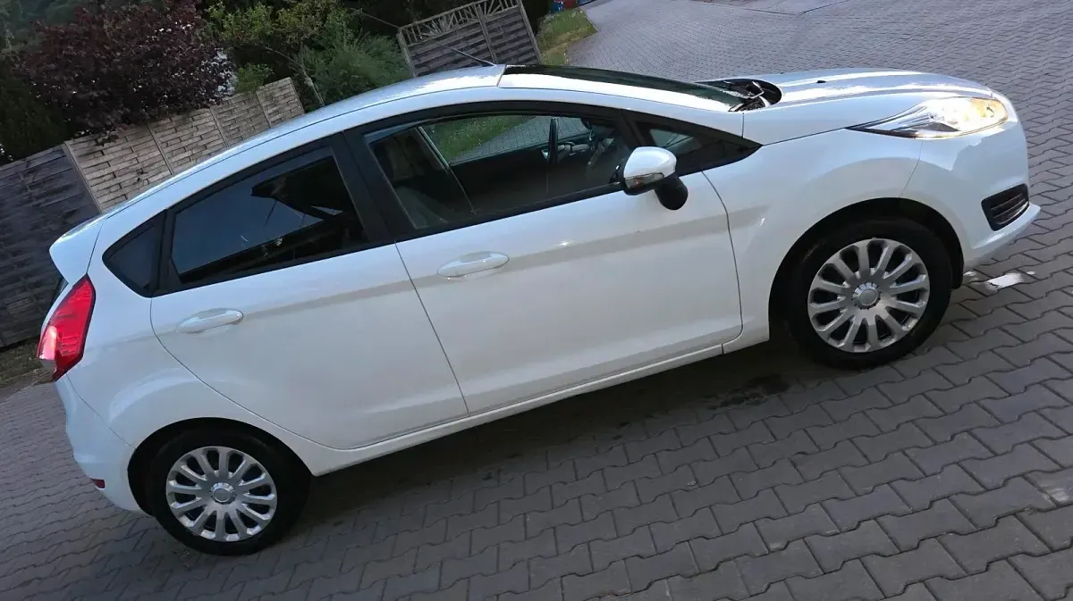 Gebraucht Ford Fiesta 75 PS (55 kW) 2016 Weiß Kleinwagen