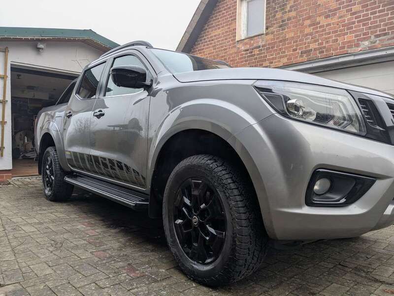 Grau Gebraucht 2020 Nissan Navara N-Guard Abholung | 29.600 € (Fairer Preis) - Bild 1/4