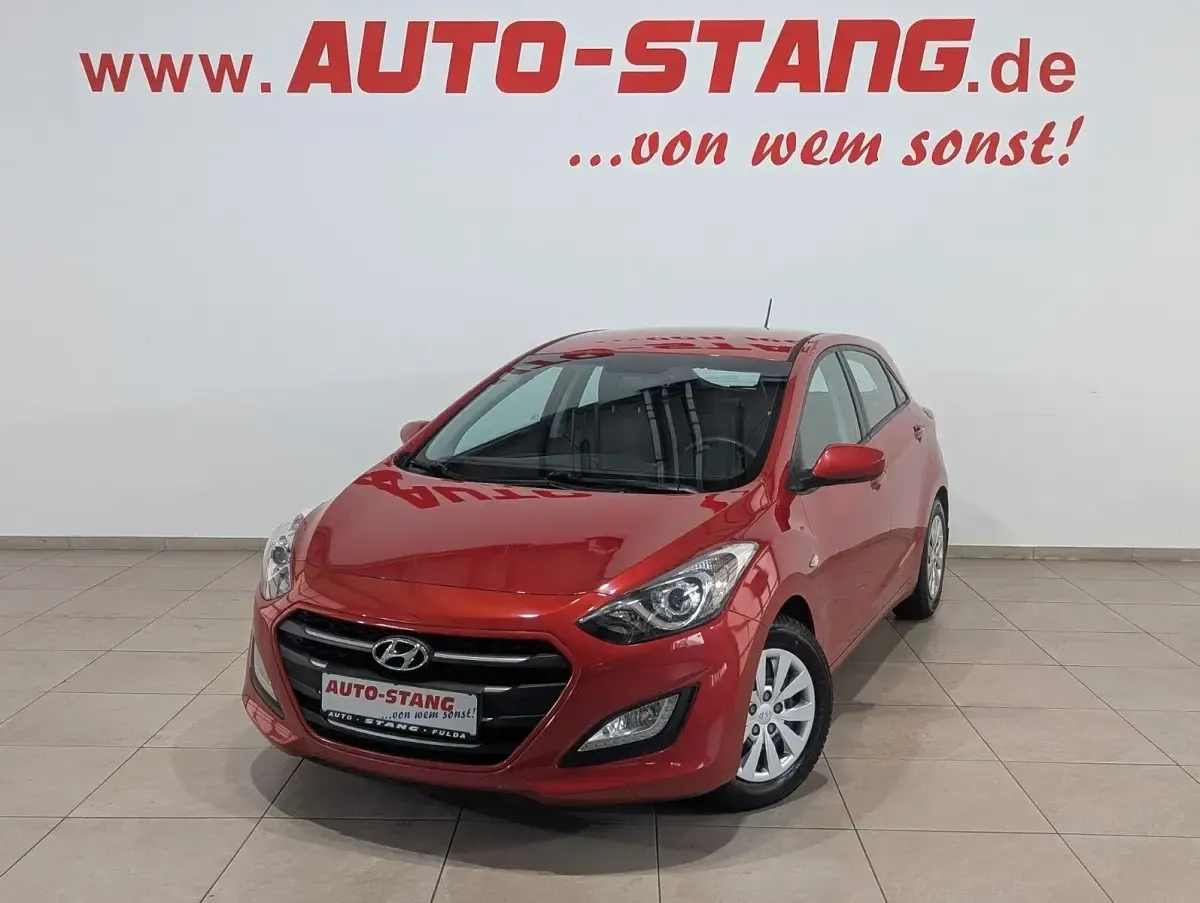 Gebraucht Hyundai i30 Classic 101 PS (74 kW) 2015 Rot Limousine