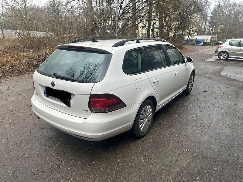 Gebraucht VW Golf VI 105 PS (77 kW) 2011 Weiß Kleinwagen