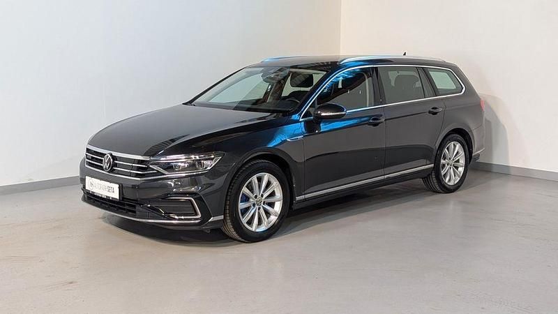 Grau Gebraucht 2022 VW Passat GTE Limousine | 23.575 € (Superpreis) - Bild 1/4