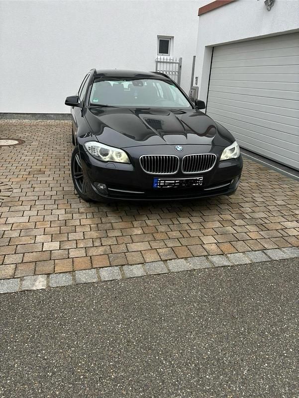 Grau Gebraucht 2012 BMW 530 Kombi | 9.500 € (Guter Preis) - Bild 1/4