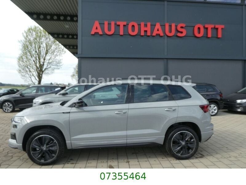 Grau Neu 2025 Skoda Karoq SportLine SUV | 35.550 € (Fairer Preis) - Bild 1/4