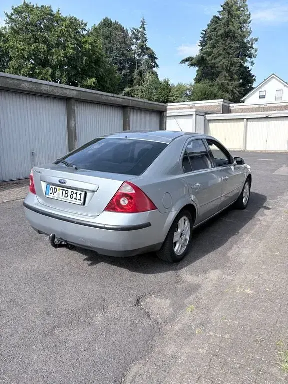 Gebraucht Ford Mondeo Ghia 170 PS (125 kW) 2003 Silber Limousine