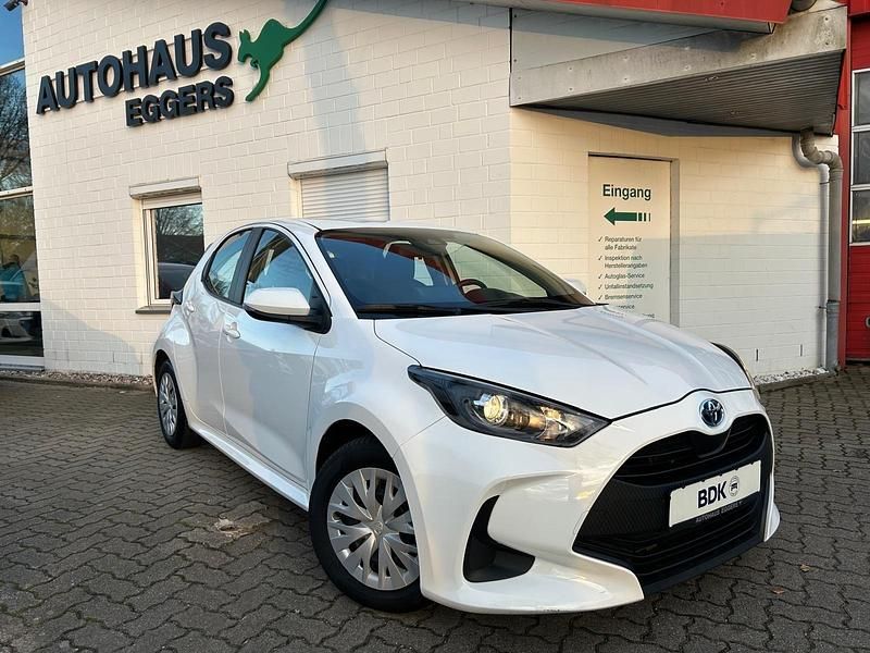Weiß Gebraucht 2022 Toyota Yaris Hybrid Comfort Kleinwagen | 15.490 € (Fairer Preis) - Bild 1/4