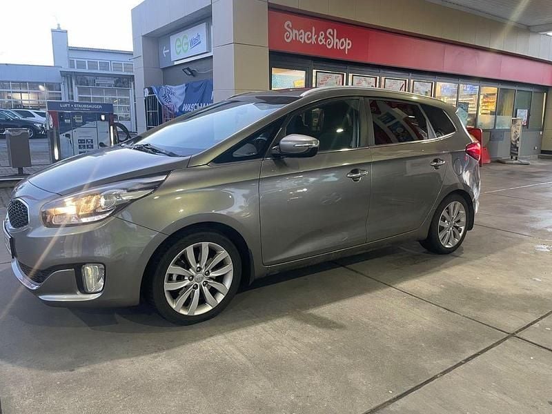 Grau Gebraucht 2015 Kia Carens Spirit Van / Kleinbus | 10.000 € (Etwas zu teuer) - Bild 1/4