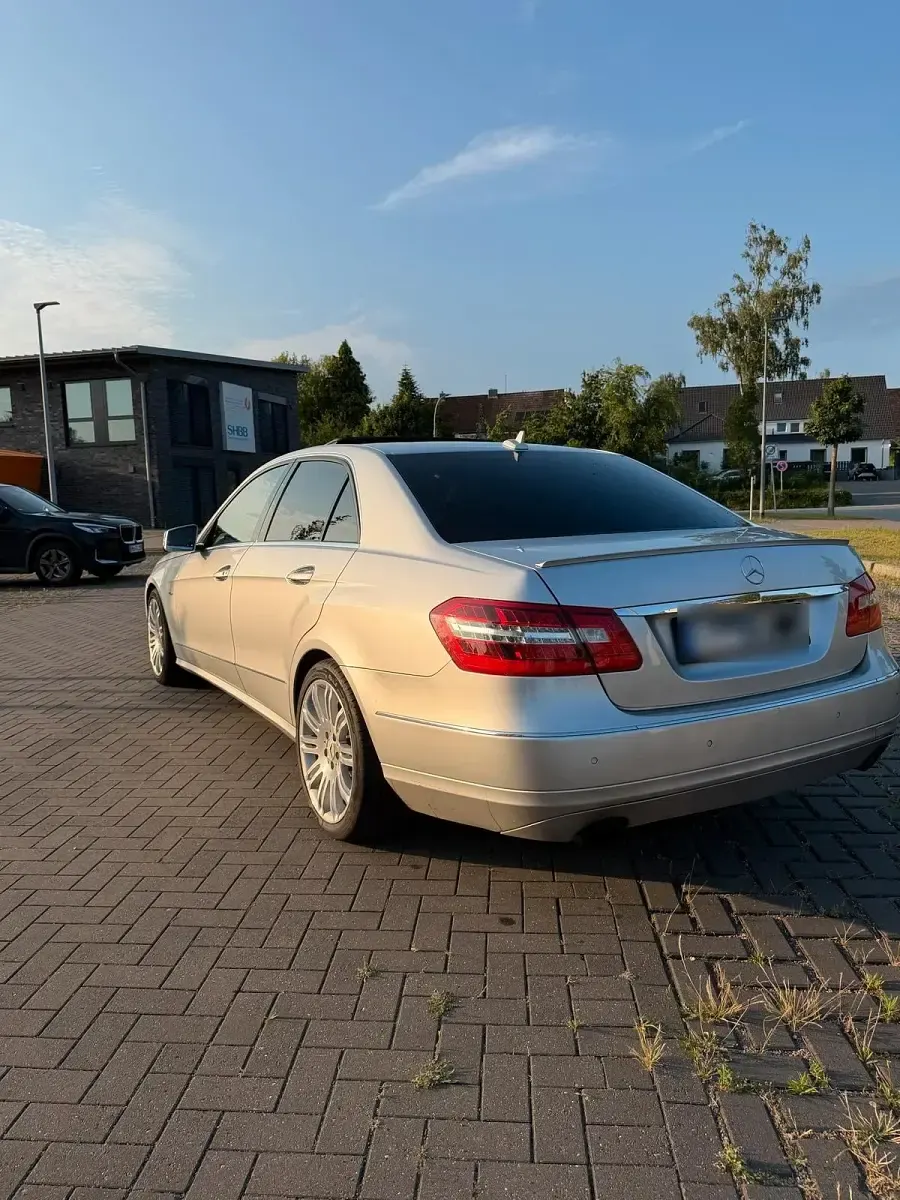 Gebraucht Mercedes E300 Avantgarde 204 PS (150 kW) 2011 Silber Limousine