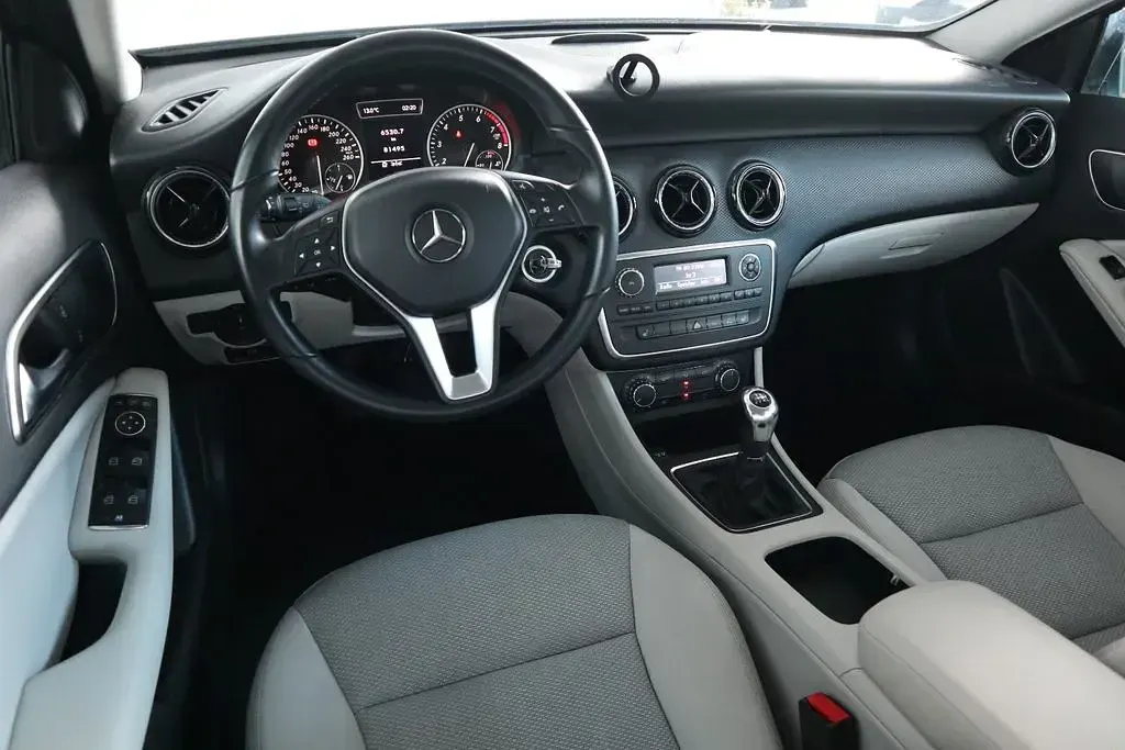 Gebraucht Mercedes A180 122 PS (89 kW) 2012 Blau Limousine