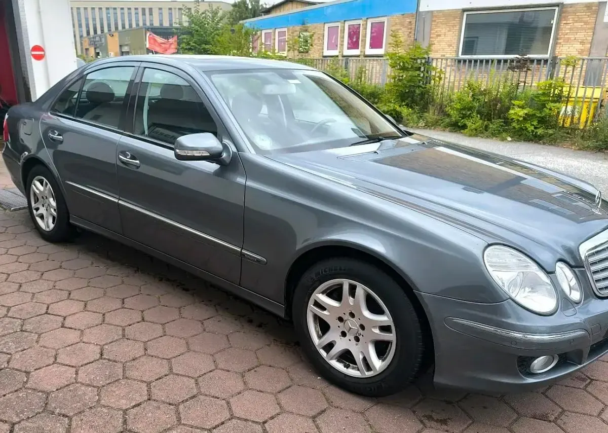 Gebraucht Mercedes E220 170 PS (125 kW) 2007 Grau Limousine