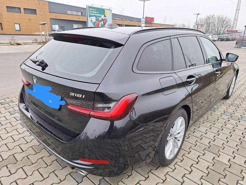 Gebraucht BMW 318 Shadowline 156 PS (114 kW) 2024 Black sapphire metallic Kombi