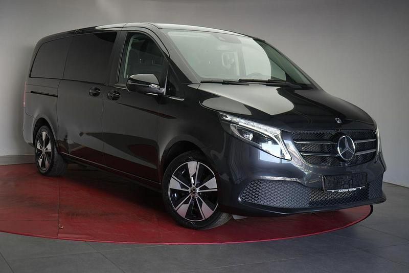 Graphitgrau Gebraucht 2022 Mercedes V220 Van / Kleinbus | 46.990 € (Etwas zu teuer) - Bild 1/4