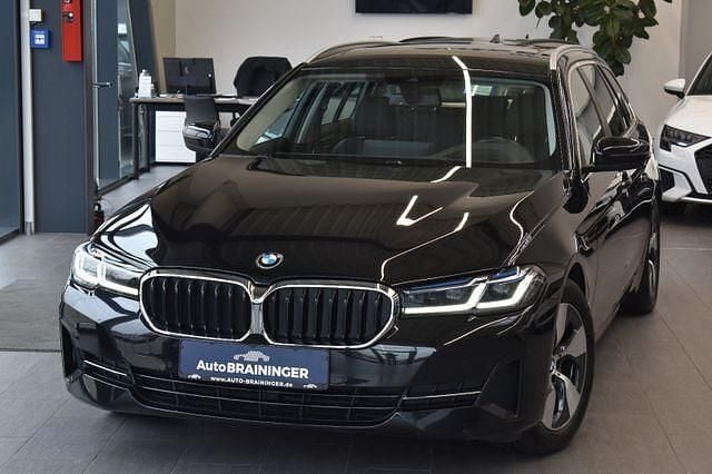 Schwarz Gebraucht 2023 BMW 520 Performance Kombi | 32.900 € (Superpreis) - Bild 1/4