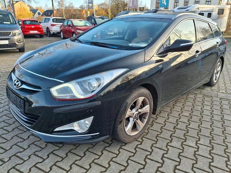 Schwarz Gebraucht 2012 Hyundai i40 Edition Kombi | 5.390 € (Superpreis) - Bild 1/4