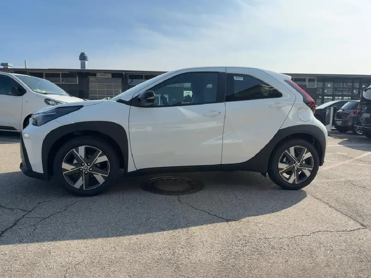 Neu Toyota Aygo X Active 116 PS (85 kW) 2025 Schneeweis SUV