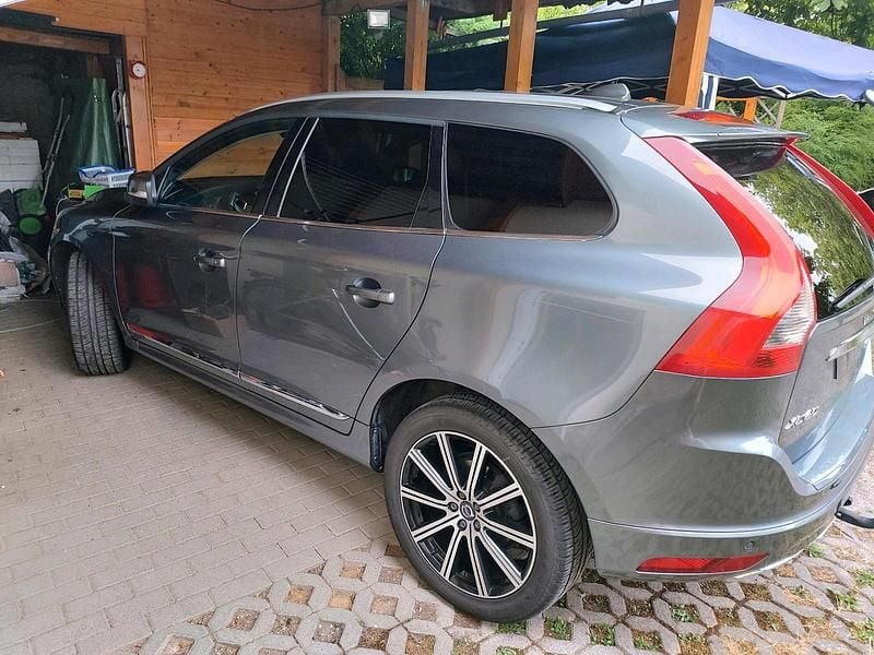 Grau Gebraucht 2016 Volvo XC60 Summum SUV | 21.999 € (Teuer) - Bild 1/4