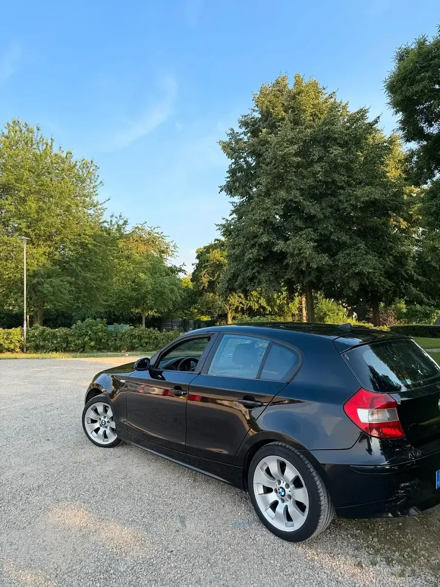 Gebraucht BMW 118 123 PS (90 kW) 2006 Schwarz Kleinwagen