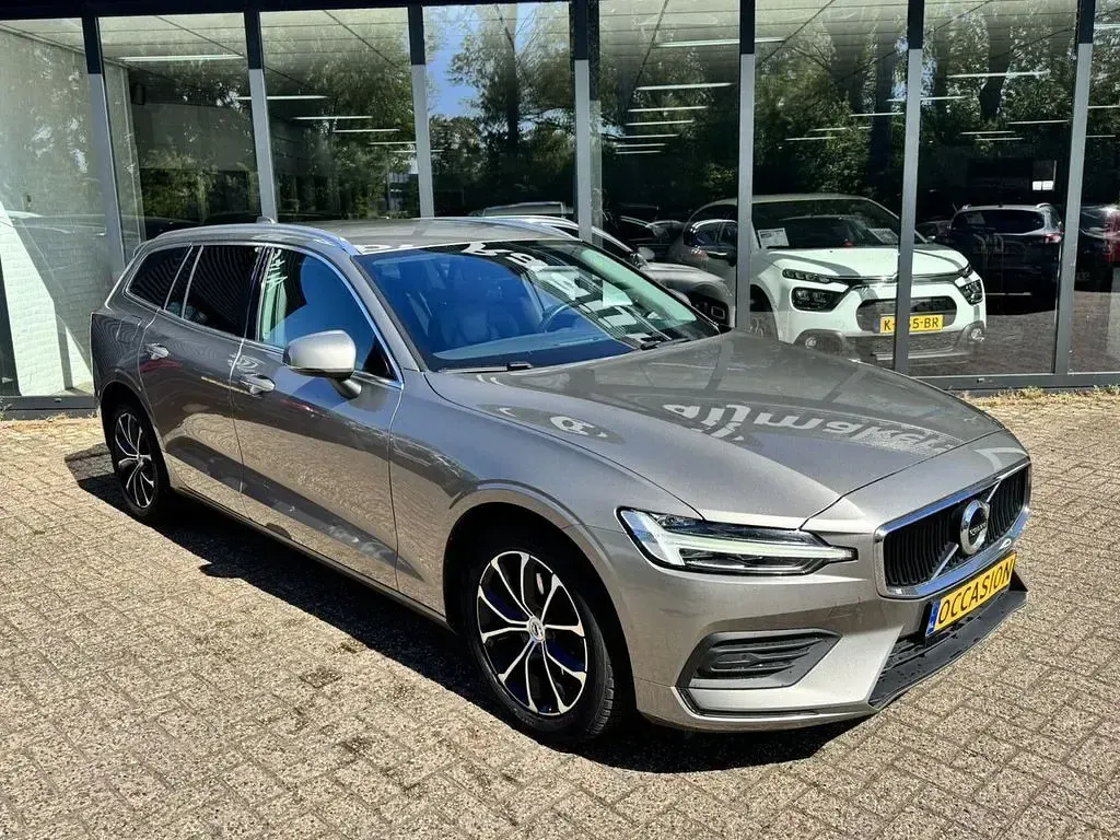 Gebraucht Volvo V60 Momentum 150 PS (110 kW) 2021 Kombi