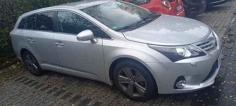 Silber Gebraucht 2015 Toyota Avensis T2 Kombi | 12.200 € (Fairer Preis) - Bild 1/4