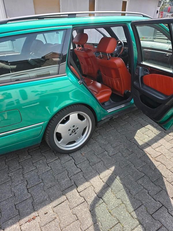 Grün Gebraucht 1998 Mercedes E240 Kombi | 5.850 € - Bild 1/4
