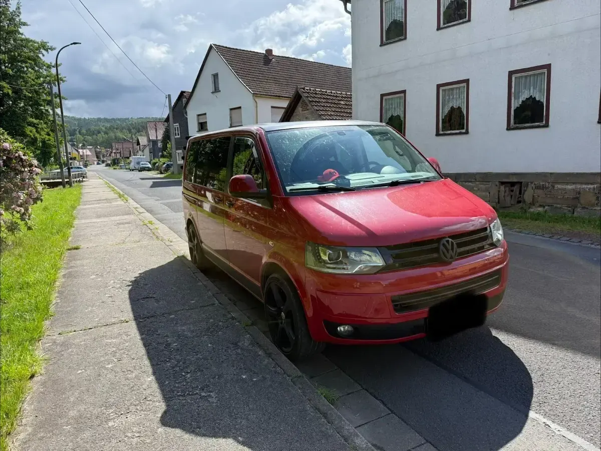 Gebraucht VW Multivan Edition 140 PS (102 kW) 2011 Rot Van / Kleinbus
