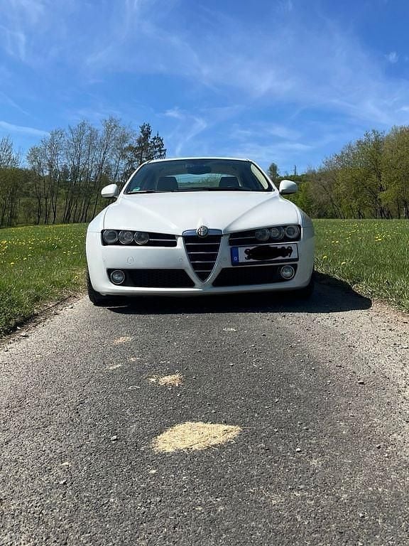 Weiß Gebraucht 2011 Alfa Romeo 159 Limousine | 4.300 € (Fairer Preis) - Bild 1/4