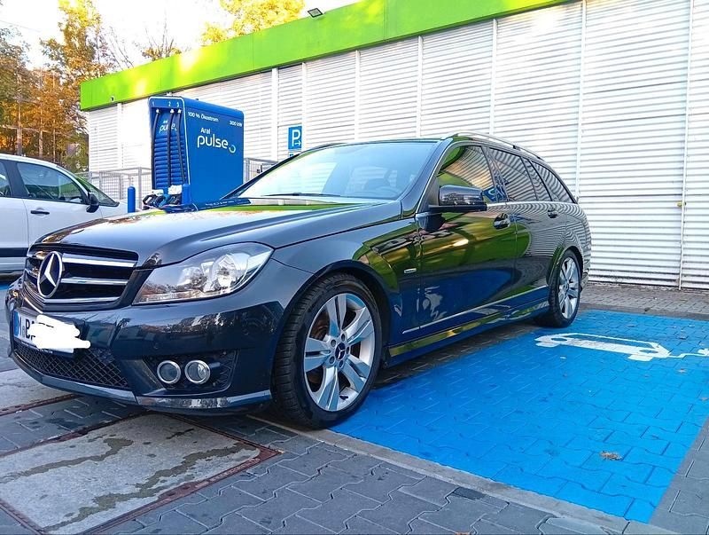 Schwarz Gebraucht 2014 Mercedes 200 Kombi | 12.999 € - Bild 1/4