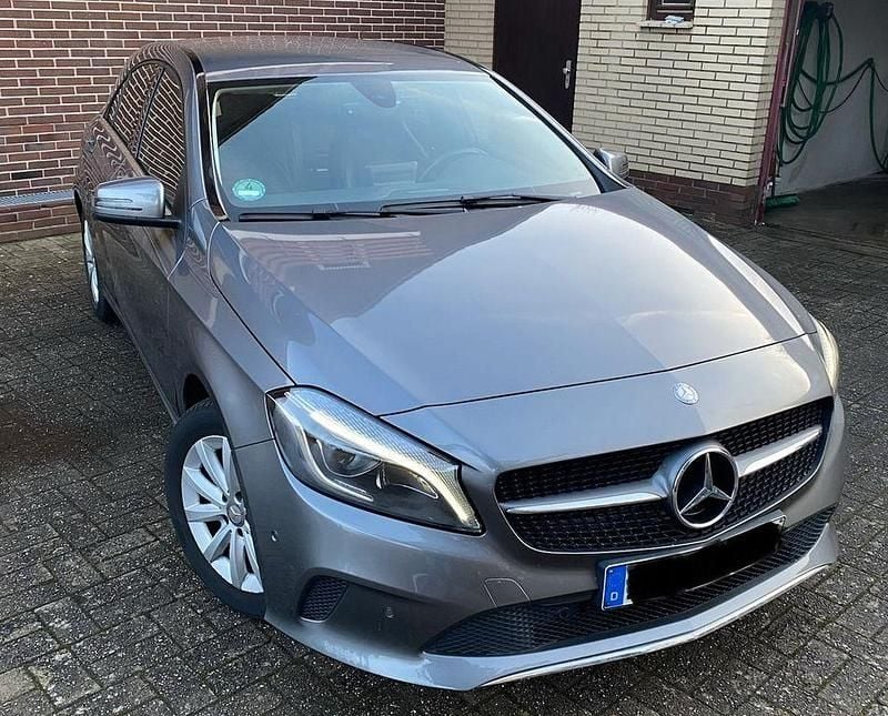 Grau Gebraucht 2016 Mercedes A180 Edition Limousine | 15.950 € (Fairer Preis) - Bild 1/4