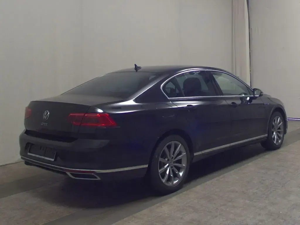 Gebraucht VW Passat R-line 218 PS (160 kW) 2021 Deep black perleffekt (metallic) Limousine