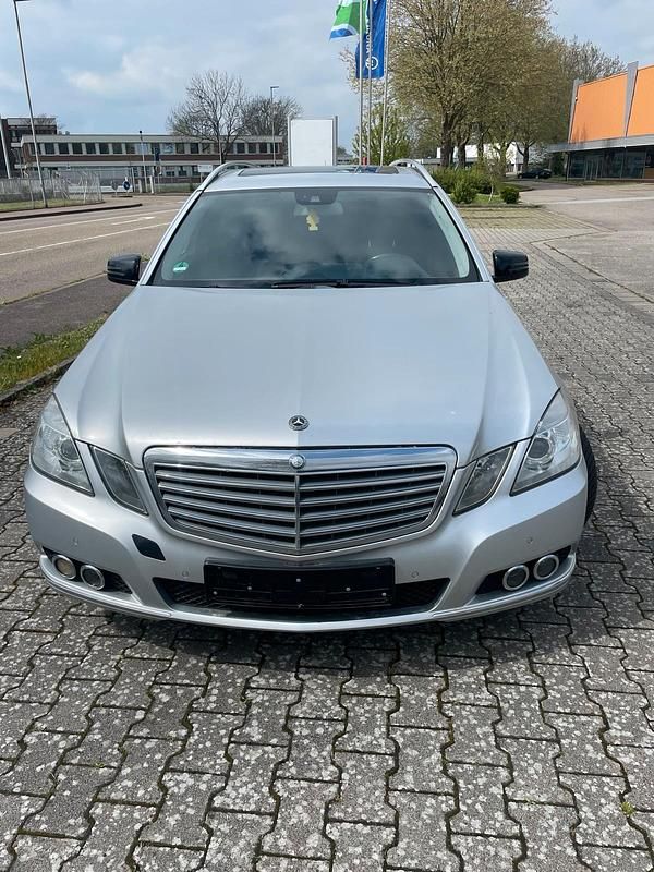 Gebraucht Mercedes E220 170 PS (125 kW) 2011 Silber Kombi