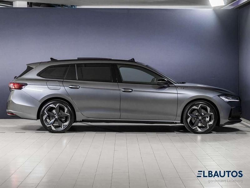 Neu Skoda Superb 193 PS (141 kW) 2025 Graphitegrau Kombi