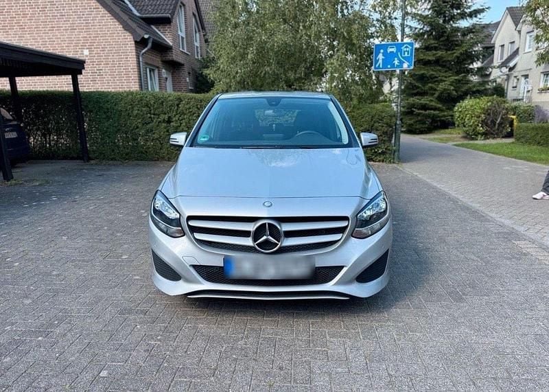 Silber Gebraucht 2015 Mercedes B180 Van / Kleinbus | 11.500 € (Fairer Preis) - Bild 1/4