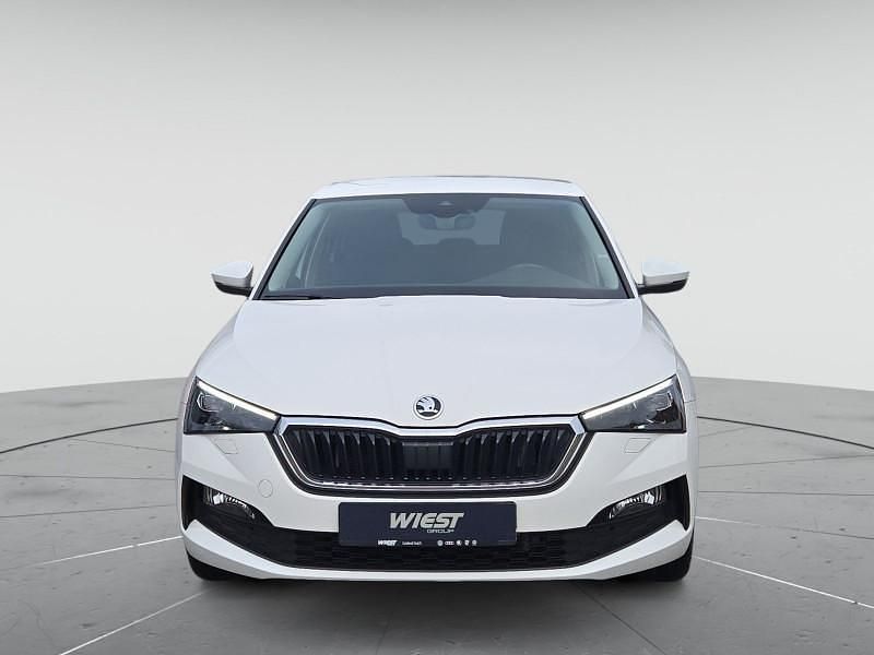 Weiß Gebraucht 2022 Skoda Scala Tour Kleinwagen | 21.660 € (Fairer Preis) - Bild 1/4