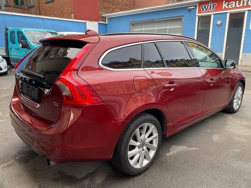 Gebraucht Volvo V60 Momentum 179 PS (131 kW) 2013 Rot Kombi
