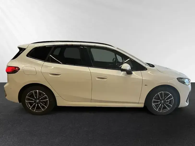 Gebraucht BMW 220 Active Tourer M Sport 163 PS (119 kW) 2025 Alpinweiß iii Van / Kleinbus