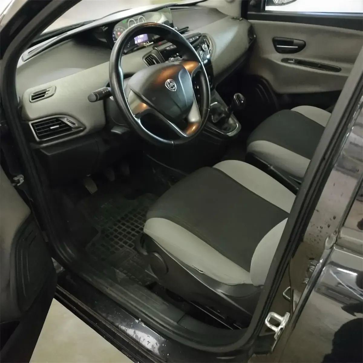 Gebraucht Lancia Ypsilon 90 PS (66 kW) 2015 Schwarz Kleinwagen